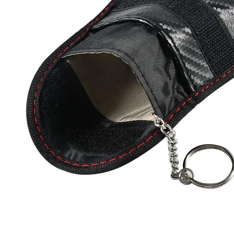 Intérieur de la pochette : doublure métallisée qui bloque le signal